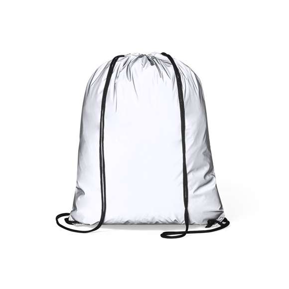 Mochila de cuerdas de suave poliéster 210T. Fabricada empleando tejido con gran capacidad para reflejar intensamente la luz, gracias a millones de pigmentos reflectantes y basándose en el principio de la retro-reflexión de la luz, una propiedad de visibilidad nocturna que consiste en la refracción de la luz hacia la fuente de origen de la misma. Con cuerdas autocierre en color negro y argollas metálicas. Resistencia hasta 7kg de peso y resistente al agua.