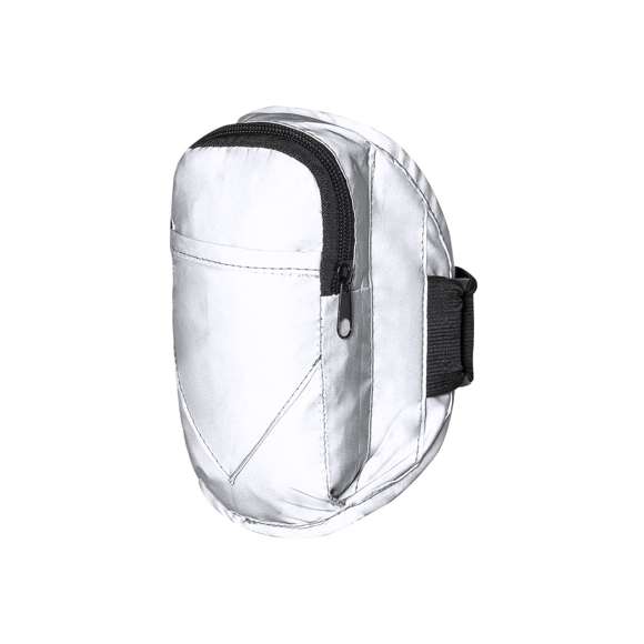 Brazalete deportivo en poliéster 210T, fabricado empleando tejido con gran capacidad para reflejar intensamente la luz, gracias a millones de pigmentos reflectantes y basándose en el principio de la retro-reflexión de la luz, una propiedad de visibilidad nocturna que consiste en la refracción de la luz hacia la fuente de origen de la misma. Bolsillo principal con cierre de cremallera y bolsillo frontal con cierre de velcro. Con tira ajustable elástica y resistente al agua.