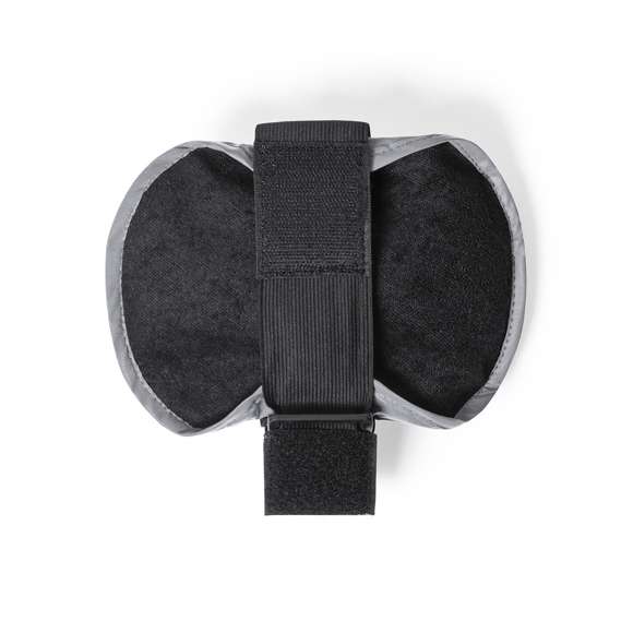 Brazalete deportivo en poliéster 210T, fabricado empleando tejido con gran capacidad para reflejar intensamente la luz, gracias a millones de pigmentos reflectantes y basándose en el principio de la retro-reflexión de la luz, una propiedad de visibilidad nocturna que consiste en la refracción de la luz hacia la fuente de origen de la misma. Bolsillo principal con cierre de cremallera y bolsillo frontal con cierre de velcro. Con tira ajustable elástica y resistente al agua.