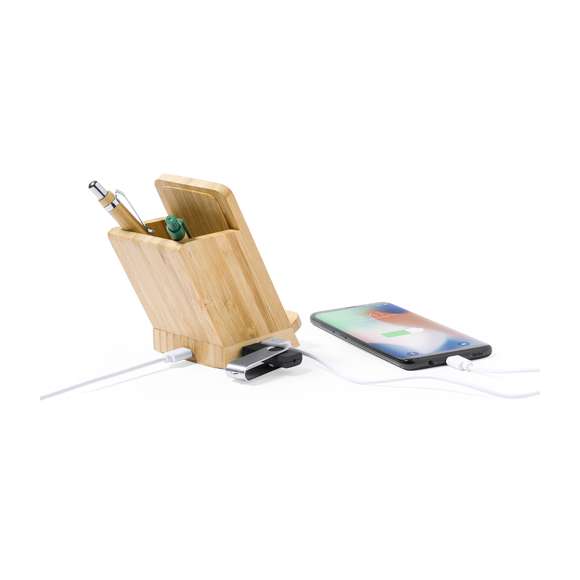 Lapicero multifunción 4 en 1 de línea nature fabricado en bambú. Con funciones lapicero, soporte para smartphone, cargador inalámbrico 5W y puerto USB (4xUSB 2.0). Compatible con smartphones con tecnología de carga inalámbrica. Incluye cable micro USB en color blanco de 1 metro de largo. Presentado en atractiva caja de diseño eco. Disponible manual de instrucciones en español e inglés.