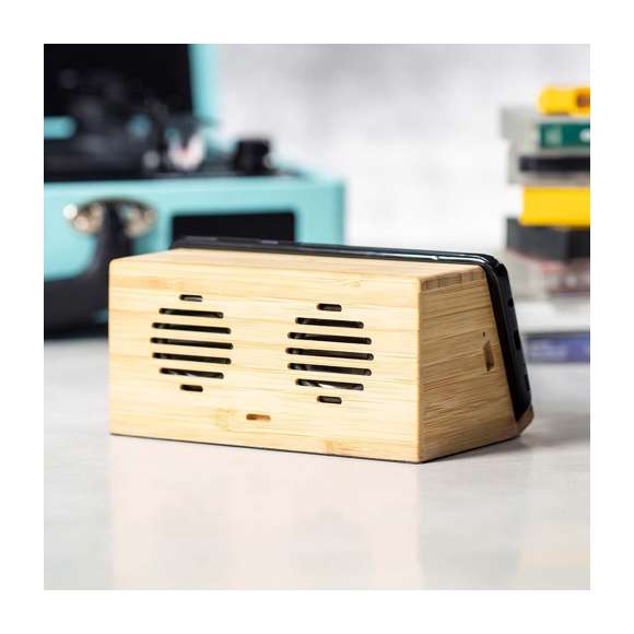 Altavoz cargador inalámbrico de inducción, de línea nature y carga 10W. Con soporte para smartphone integrado y 2 altavoces de 3W cada uno. Fabricado en bambú procedente de cortes naturales, con base antideslizante. Compatible con dispositivos equipados con tecnología de carga inalámbrica y recargable mediante cable USB -incluido-. Amplia superficie de marcaje y presentado en atractiva caja de diseño eco.