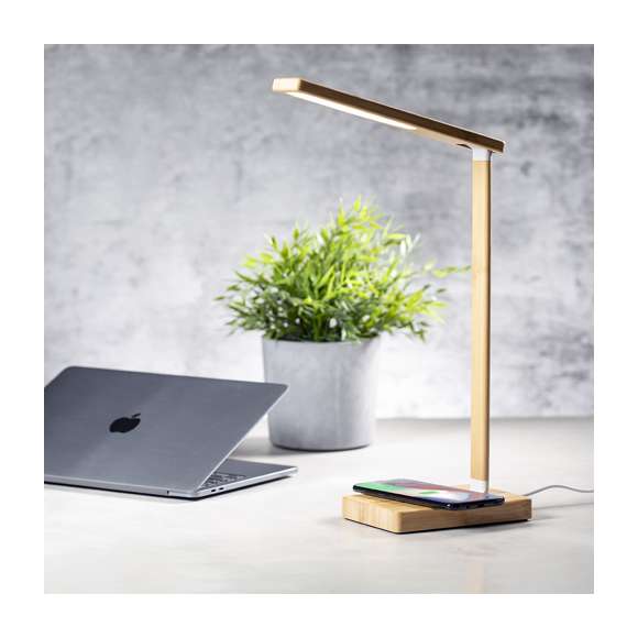 Lámpara cargador plegable de línea nature. Fabricada en bambú procedente de cortes naturales y con base antideslizante. Cargador inalámbrico 10W integrado. Incluye 25 LEDs y 3 posiciones de iluminación (cálida, fría y media) e intensidad regulable. Incluye temporizador de 1H y 2H para la luz  y una salida USB. Compatible con dispositivos móviles de carga inalámbrica, con cable cargador tipo C y viene presentada en una atractiva caja de diseño eco. Disponible manual de instrucciones en español e inglés.