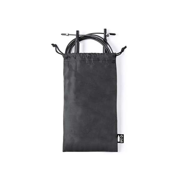 Comba de calidad premium, con cuerda extra larga ajustable de 3m de largo y fabricada en acero con cobertura de resistente PVC. Con mangos de sujeción ergonómicos y presentada en funda de poliéster RPET con cierre de cordón, elaborada a partir de plástico reciclado para así fomentar la reutilización de residuos plásticos y contribuir a la sostenibilidad del planeta. Etiqueta distintiva RPET en la funda.