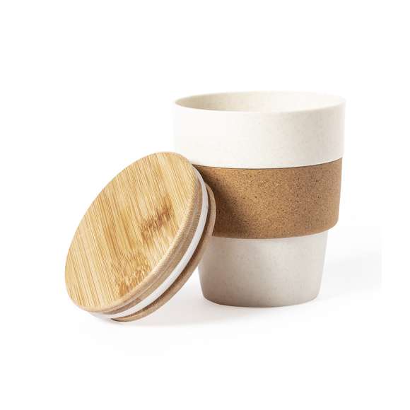 Vaso de línea nature de 350 ml de capacidad. Fabricado en PP veteado, con banda exterior en corcho natural y tapa fabricada en bambú. Con certificación Food Grade, garantizando la seguridad cuando los alimentos entran en contacto con el material usado para fabricar el producto. Presentado en atractiva caja de diseño eco.
