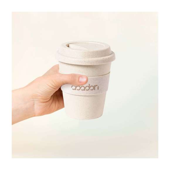 Vaso fabricado en PP veteado y de 350ml de capacidad. Tira antiquemaduras y tapa dosificador en TPR. Certificación Food Grade, garantizando la seguridad cuando los alimentos entran en contacto con el material usado para fabricar el producto.