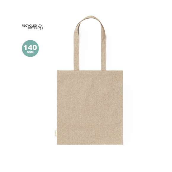 Bolsa fabricada en material100% algodón reciclado de 140g/m2. Certificación GRS (Global Recycled Standard / Estándar de Reciclaje Global), que garantiza el origen reciclado del material usado para fabricar el producto. De acabaco cosido, con asas largas reforzadas de 70 cm y disponible en variada gama de colores. Resistencia hasta 8kg, incluida etiqueta con distintivo de algodón reciclado.