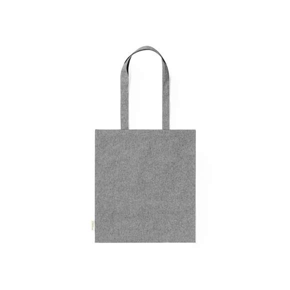 Bolsa fabricada en material100% algodón reciclado de 140g/m2. Certificación GRS (Global Recycled Standard / Estándar de Reciclaje Global), que garantiza el origen reciclado del material usado para fabricar el producto. De acabaco cosido, con asas largas reforzadas de 70 cm y disponible en variada gama de colores. Resistencia hasta 8kg, incluida etiqueta con distintivo de algodón reciclado.