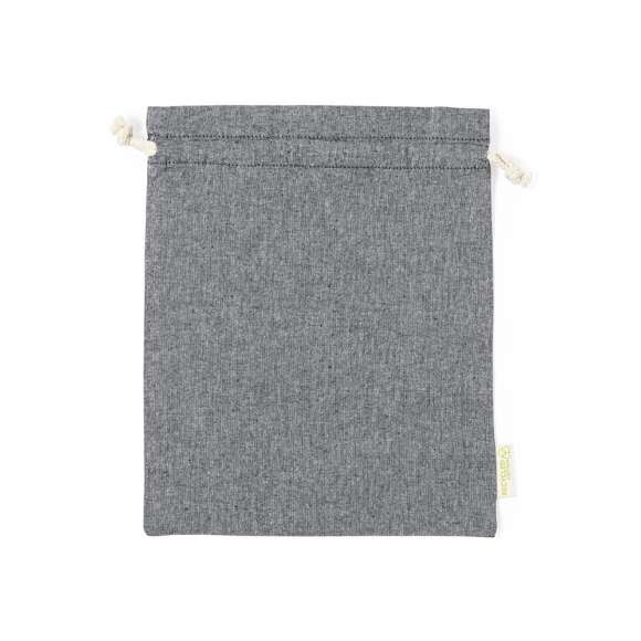 Bolsa eco-friendly en resistente material 100% algodón reciclado GRS de 120g/m2. Certificación GRS (Global Recycled Standard / Estándar de Reciclaje Global), que garantiza el origen reciclado del material usado para fabricar el producto. Cierre de cordón de algodón y acabado cosido, incluye etiqueta exterior con distintivo algodón reciclado.