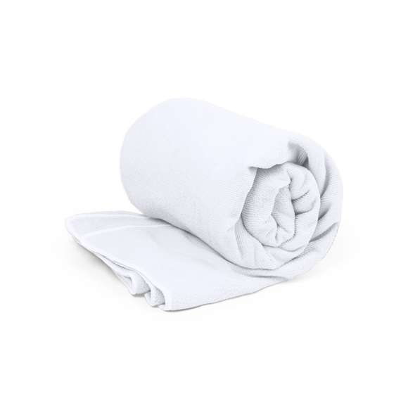 Toalla absorbente de línea nature. Fabricada en RPET de 310g/m2, elaborado a partir de plástico reciclado para así fomentar la reutilización de residuos plásticos y contribuir a la sostenibilidad del planeta. Tamaño 90x170 cm y disponible en variada gama de colores. Con distintivo RPET en etiqueta.