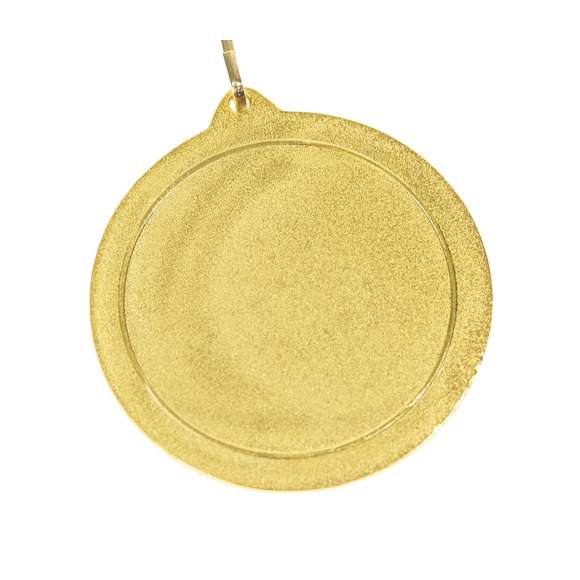 Medalla metálica de acabado dorado en relieve. Con cinta de poliéster en rojo, mosquetón metálico a juego y especialmente diseñada para marcaje en láser.