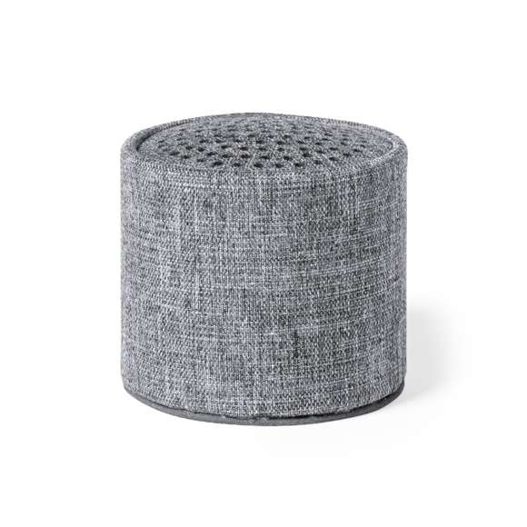 Compacto altavoz de línea nature y conexión Bluetooth® 5.0. Carcasa fabricada en poliéster RPET, elaborado a partir de plástico reciclado, para así fomentar la reutilización de residuos plásticos y ayudar a la sostenibilidad del planeta. 3W de potencia, compatible con iOS y Android. Incluye cable de carga micro USB y base antideslizante. Presentado en atractiva caja de diseño eco. Con distintivo RPET sobre el artículo.