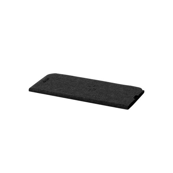 Alfombrilla plegable de línea nature y fabricada en combinación de antelina y poliéster RPET, elaborado a partir de plástico reciclado para así fomentar la reutilización de residuos plásticos y ayudar a la sostenibilidad del planeta. Con cargador inalámbrico integrado de 10W -cable Tipo C incluido-. Base antideslizante y soporte multiposición para smartphone. Compatible con dispositivos equipados con tecnología de carga inalámbrica y presentada en atractiva caja de diseño eco. Disponible manual de instrucciones en español e inglés. Distintivo RPET sobre el artículo. En cumplimiento con los requisitos de seguridad:  Sistema de protección contra sobrecalentamiento. Sistema de protección contra sobrecarga.Sistema de bloqueo para evitar cortocircuitos.
