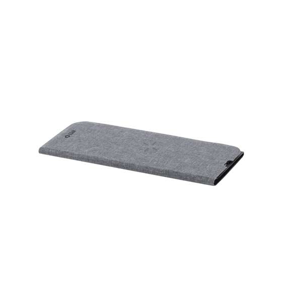 Alfombrilla plegable de línea nature y fabricada en combinación de antelina y poliéster RPET, elaborado a partir de plástico reciclado para así fomentar la reutilización de residuos plásticos y ayudar a la sostenibilidad del planeta. Con cargador inalámbrico integrado de 10W -cable Tipo C incluido-. Base antideslizante y soporte multiposición para smartphone. Compatible con dispositivos equipados con tecnología de carga inalámbrica y presentada en atractiva caja de diseño eco. Disponible manual de instrucciones en español e inglés. Distintivo RPET sobre el artículo. En cumplimiento con los requisitos de seguridad:  Sistema de protección contra sobrecalentamiento. Sistema de protección contra sobrecarga.Sistema de bloqueo para evitar cortocircuitos.