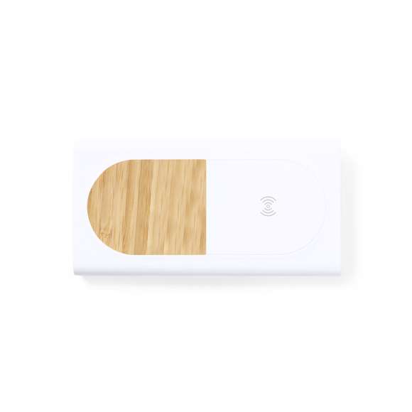 Batería auxiliar externa de línea nature con cargador inalámbrico integrado y función carga rápida de 15W. Carcasa fabricada en combinación de bambú y PLA -Ácido PoliLáctico-, que se obtiene a partir de recursos 100% naturales como el almidón de maíz, la yuca o la caña de azúcar, pudiendo convertirse en 100% compostable al final de su ciclo de vida útil.  8.000 mAh de capacidad, con indicador de estado de carga. Conector dual de entrada y salida Tipo C, entrada micro USB y 1 salida USB. Cable de carga micro USB incluido. Compatible con dispositivos equipados con tecnología de carga inalámbrica. Amplia superficie de marcaje y presentado en atractiva caja de diseño eco. Distintivo PLA sobre el artículo. Las capacidades mostradas en todas nuestras baterías auxiliares externas son reales, incorporando todas ellas baterías de grado A y no recicladas, con una vida útil de al menos 500 ciclos de carga y según normativa CE.   Además, están fabricadas conforme a los estándares RoHS y en cumplimiento con los siguientes requisitos de seguridad: Sistema de protección contra sobrecarga del power bank.  Sistema de protección contra descarga completa que proporciona una mayor durabilidad del power bank.  Sistema de bloqueo para evitar cortocircuitos.  Sistema de transferencia de carga constante, acorde con la capacidad del dispositivo de destino.