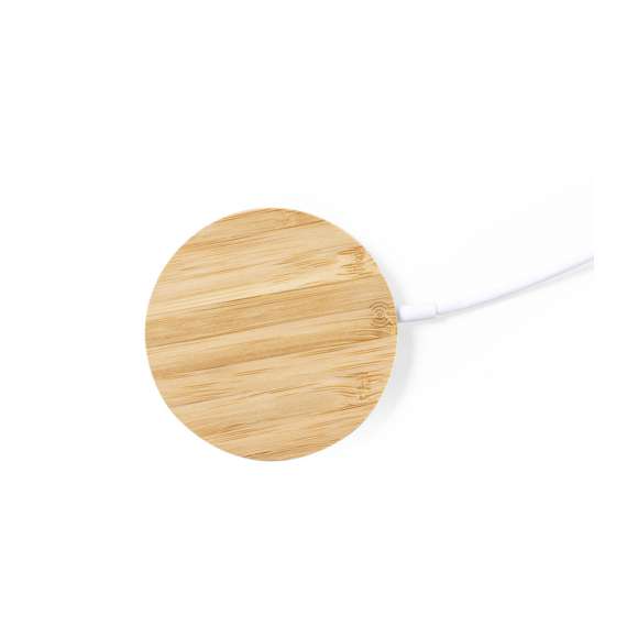 Cargador inalámbrico magnético de línea nature con función soporte para móvil. Cargador inalámbrico fabricado en bambú, y carcasa en PLA -Ácido PoliLáctico-, que se obtiene a partir de recursos 100% naturales como el almidón de maíz, la yuca o la caña de azúcar, pudiendo convertirse en 100% compostable al final de su ciclo de vida útil. Con función carga rápida de 10W y compatible con dispositivos equipados con tecnología de carga inalámbrica. Incluye anilla metálica adhesiva. Cable con conexión USB de 100 cm. Amplia superficie de marcaje, presentado en atractiva caja de diseño eco.Distintivo PLA sobre el artículo.