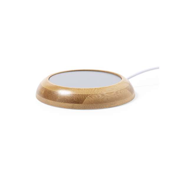 Calentador de tazas de línea nature, fabricado en bambú. Conexión USB y superficie metálica especialmente diseñada para mantener el calor, con base antideslizante en antelina. Presentado en caja individual de diseño eco. Disponible manual de instrucciones en español e inglés.