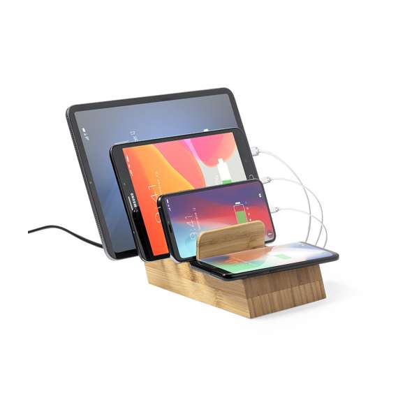 Estación de carga inalámbrica de línea nature, multidispositivo y de carga 10W, capaz de cargar simultáneamente hasta 4 dispositivos. Fabricada en bambú. Incluye 2 salidas USB y 1 salida Tipo C compatible con dispositivos equipados con tecnología de carga inalámbrica. Cable de conexión de 150 cm con clavija europea, con amplia superficie de marcaje y presentado en atractiva caja de diseño eco. Disponible manual de instrucciones en español e inglés. En cumplimiento con los requisitos de seguridad: Sistema de protección contra sobrecalentamiento.Sistema de protección contra sobrecarga.Sistema de bloqueo para evitar cortocircuitos.