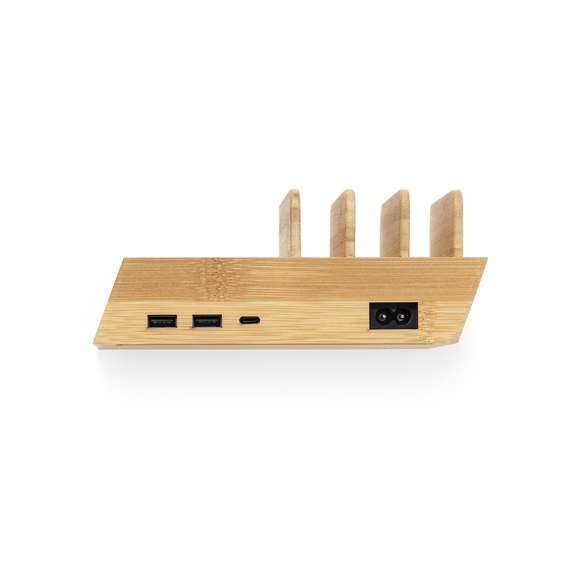 Estación de carga inalámbrica de línea nature, multidispositivo y de carga 10W, capaz de cargar simultáneamente hasta 4 dispositivos. Fabricada en bambú. Incluye 2 salidas USB y 1 salida Tipo C compatible con dispositivos equipados con tecnología de carga inalámbrica. Cable de conexión de 150 cm con clavija europea, con amplia superficie de marcaje y presentado en atractiva caja de diseño eco. Disponible manual de instrucciones en español e inglés. En cumplimiento con los requisitos de seguridad: Sistema de protección contra sobrecalentamiento.Sistema de protección contra sobrecarga.Sistema de bloqueo para evitar cortocircuitos.