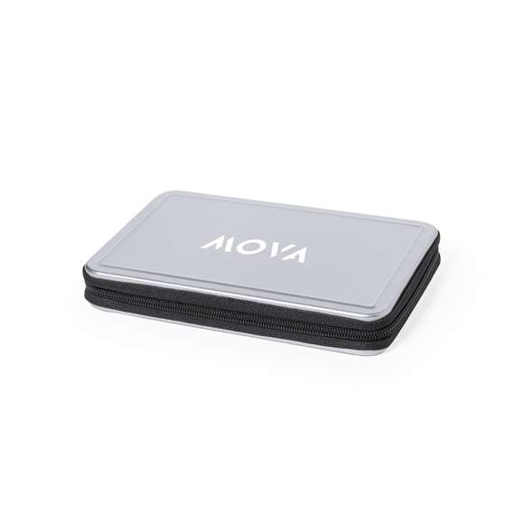 Set de herramientas de 25 accesorios en resistente estuche de aluminio con interior troquelado en EVA. Incluye set de destornilladores de precisión, mango multifunción, puntas intercambiables, destornilladores planos y de estrella  cabezales de tubo  pinzas y alicates. Presentado en caja individual.