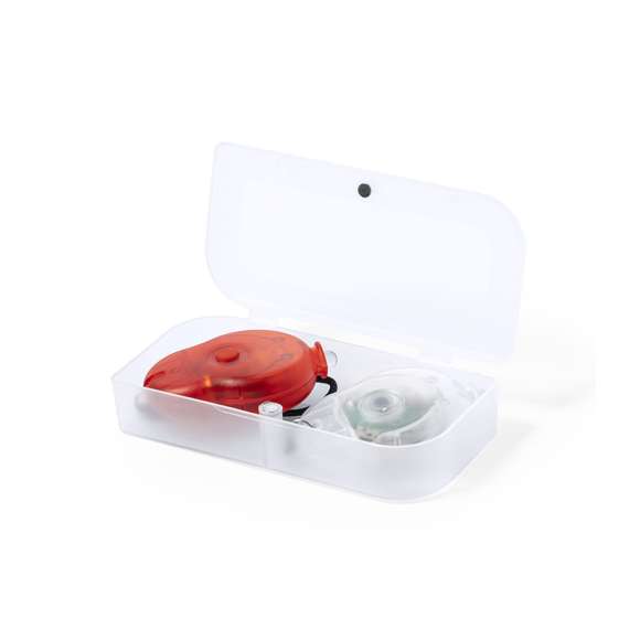 Set de luces de seguridad led para bici. Incluye 2 piezas, con dos posiciones de luz y presentadas en resistente estuche individual con cierre magnético. Alimentación a pilas de botón (incluidas).