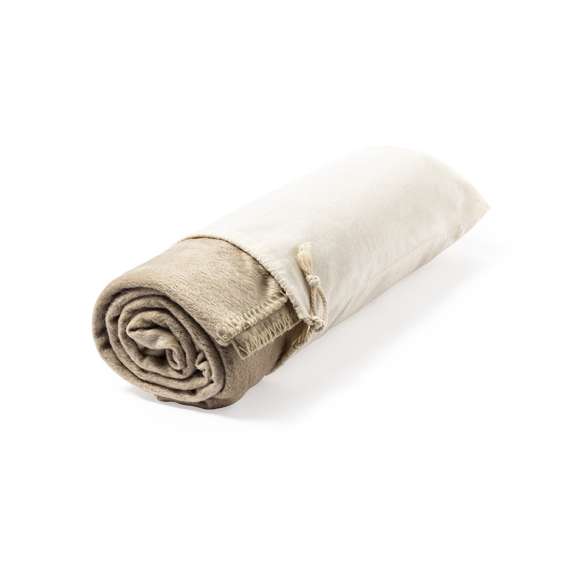 Manta de calidad premium, fabricada en polar fleece RPET de 200/m2, elaborado a partir de plástico reciclado para así fomentar la reutilización de residuos plásticos y contribuir a la sostenibilidad del planeta. Medidas 130x160cm, con acabado natural de suave tacto. Incluye funda de transporte a juego en material 100% algodón. Etiqueta RPET distintiva.