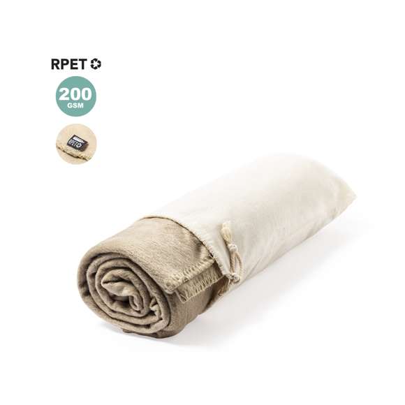 Manta de calidad premium, fabricada en polar fleece RPET de 200/m2, elaborado a partir de plástico reciclado para así fomentar la reutilización de residuos plásticos y contribuir a la sostenibilidad del planeta. Medidas 130x160cm, con acabado natural de suave tacto. Incluye funda de transporte a juego en material 100% algodón. Etiqueta RPET distintiva.