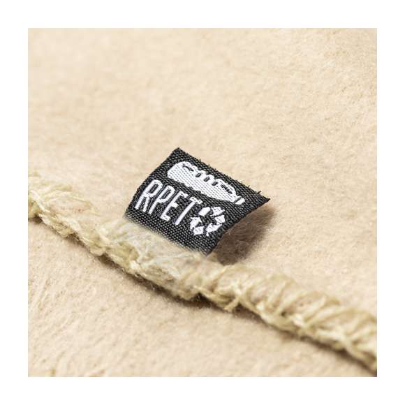 Manta de calidad premium, fabricada en polar fleece RPET de 200/m2, elaborado a partir de plástico reciclado para así fomentar la reutilización de residuos plásticos y contribuir a la sostenibilidad del planeta. Medidas 130x160cm, con acabado natural de suave tacto. Incluye funda de transporte a juego en material 100% algodón. Etiqueta RPET distintiva.