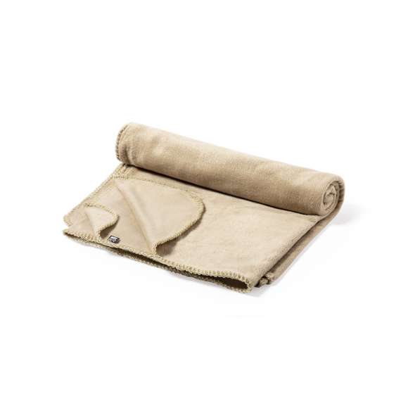 Manta de calidad premium, fabricada en polar fleece RPET de 200/m2, elaborado a partir de plástico reciclado para así fomentar la reutilización de residuos plásticos y contribuir a la sostenibilidad del planeta. Medidas 130x160cm, con acabado natural de suave tacto. Incluye funda de transporte a juego en material 100% algodón. Etiqueta RPET distintiva.