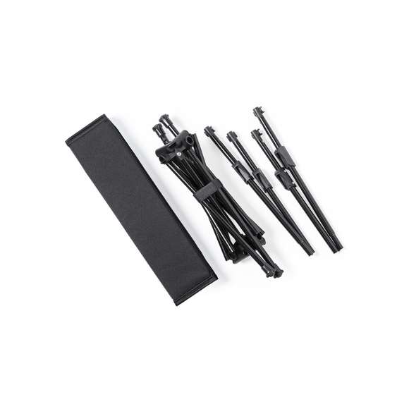 Mesa plegable con resistente cuerpo de metal tubular y superficie en resistente poliéster 600D. Con costuras reforzadas y refuerzos antideslizantes en las patas. De fácil plegado y tamaño compacto, presentada en funda individual.