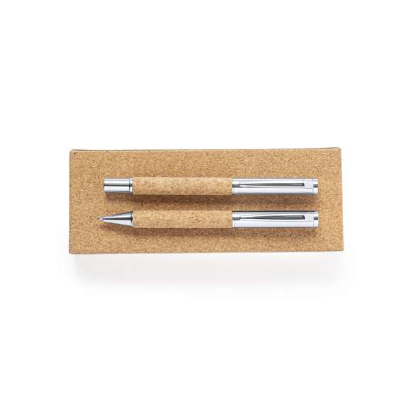 Set de bolígrafo y roller de línea nature. Fabricado en combinación de corcho natural con metal, para así fomentar la utilización de materias primas naturales y reducir las emisiones contaminantes. Bolígrafo de mecanismo giratorio en tinta azul. Roller con capucha y tinta gel en azul, con carga jumbo metalizada. Presentado en estuche individual de corcho con interior en antelina.