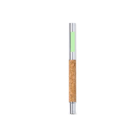 Set de bolígrafo y roller de línea nature. Fabricado en combinación de corcho natural con metal, para así fomentar la utilización de materias primas naturales y reducir las emisiones contaminantes. Bolígrafo de mecanismo giratorio en tinta azul. Roller con capucha y tinta gel en azul, con carga jumbo metalizada. Presentado en estuche individual de corcho con interior en antelina.