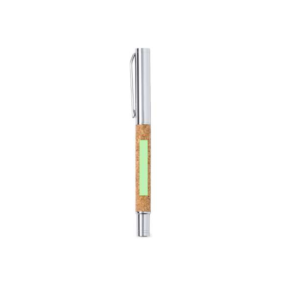 Set de bolígrafo y roller de línea nature. Fabricado en combinación de corcho natural con metal, para así fomentar la utilización de materias primas naturales y reducir las emisiones contaminantes. Bolígrafo de mecanismo giratorio en tinta azul. Roller con capucha y tinta gel en azul, con carga jumbo metalizada. Presentado en estuche individual de corcho con interior en antelina.
