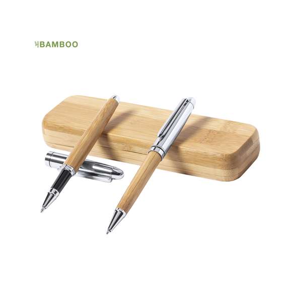 Set de bolígrafo y roller de línea nature. Fabricado en combinación de bambú con metal, para así fomentar la utilización de materias primas naturales y reducir las emisiones contaminantes. Bolígrafo de mecanismo giratorio en tinta azul. Roller con capucha, tinta gel en azul y carga jumbo. Presentado en estuche individual de bambú.