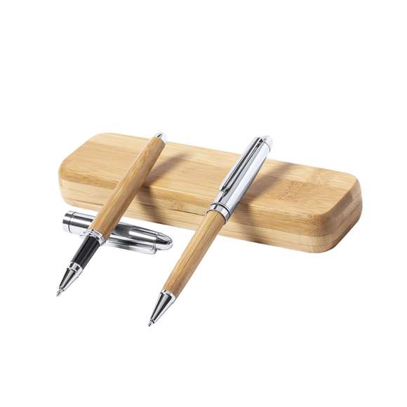 Set de bolígrafo y roller de línea nature. Fabricado en combinación de bambú con metal, para así fomentar la utilización de materias primas naturales y reducir las emisiones contaminantes. Bolígrafo de mecanismo giratorio en tinta azul. Roller con capucha, tinta gel en azul y carga jumbo. Presentado en estuche individual de bambú.