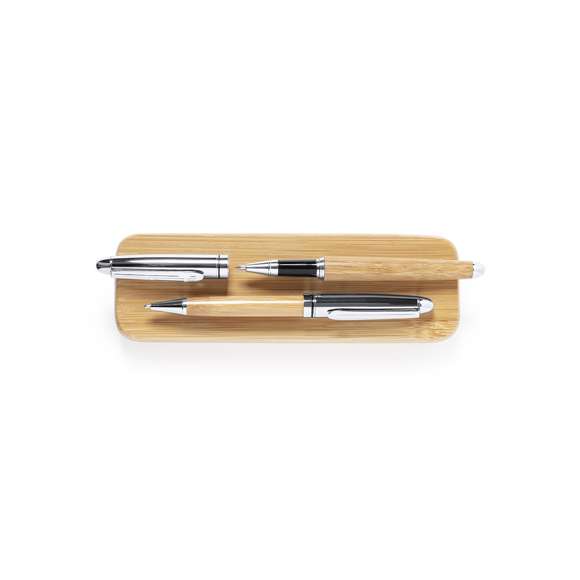 Set de bolígrafo y roller de línea nature. Fabricado en combinación de bambú con metal, para así fomentar la utilización de materias primas naturales y reducir las emisiones contaminantes. Bolígrafo de mecanismo giratorio en tinta azul. Roller con capucha, tinta gel en azul y carga jumbo. Presentado en estuche individual de bambú.