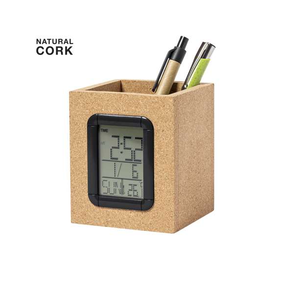Lapicero de línea nature con reloj multifunción integrado. Fabricado en corcho natural, con funciones termómetro, calendario y alarma. Alimentación a pilas (de botón incluidas) y presentado en atractiva caja de diseño eco.