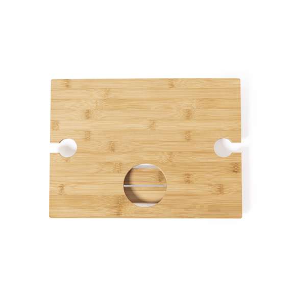 Mesa plegable para los aficionados al mundo del vino. Fabricada en bambú, incluye compartimento para botella de 75cl y 2 soportes para copa. De fácil plegado y tamaño compacto, presentada en atractiva caja individual de diseño eco.