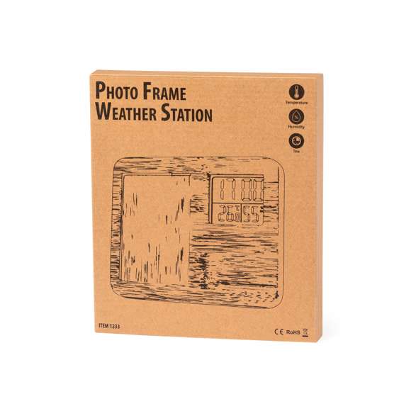 Portafotos estación meteorológica de línea nature, fabricada en bambú pulido y con funciones termómetro, higrómetro y reloj. Para fotos de 9x14cm y con reloj con alimentación a pilas (de botón incluidas). Presentado en atractiva caja de diseño eco. Disponible manual de instrucciones en español e inglés.