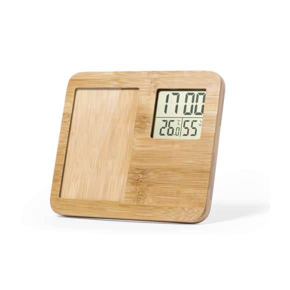 Portafotos estación meteorológica de línea nature, fabricada en bambú pulido y con funciones termómetro, higrómetro y reloj. Para fotos de 9x14cm y con reloj con alimentación a pilas (de botón incluidas). Presentado en atractiva caja de diseño eco. Disponible manual de instrucciones en español e inglés.