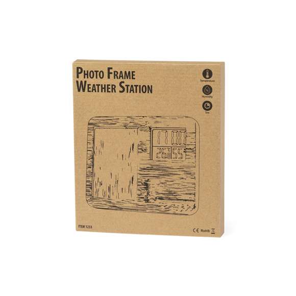 Portafotos estación meteorológica de línea nature, fabricada en bambú pulido y con funciones termómetro, higrómetro y reloj. Para fotos de 9x14cm y con reloj con alimentación a pilas (de botón incluidas). Presentado en atractiva caja de diseño eco. Disponible manual de instrucciones en español e inglés.