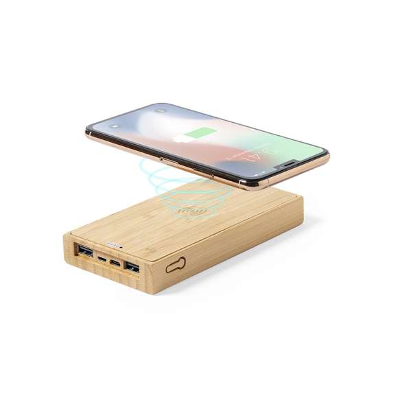 Batería auxiliar externa de línea nature con capacidad de 10.000 mAh. Incluye cargador inalámbrico de 5W, apto para todos los dispositivos compatibles con carga inalámbrica, y un panel de carga solar. Fabricada en bambú procedente de bosques sostenibles con certificación FSC®. Cuenta con 2 salidas USB, 1 entrada Micro USB, y una entrada tipo C. Cable de carga micro USB incluido. Con indicador de estado de carga y presentada en atractiva caja de diseño eco. Distinción FSC® sobre el producto.  Las capacidades mostradas en todas nuestras baterías auxiliares externas son reales, incorporando todas ellas baterías de grado A y no recicladas, con una vida útil de al menos 500 ciclos de carga y según normativa CE. Además, están fabricadas conforme a los estándares RoHS y en cumplimiento con los siguientes requisitos de seguridad:  Sistema de protección contra sobrecarga del power bank. Sistema de protección contra descarga completa que proporciona una mayor durabilidad del power bank. Sistema de bloqueo para evitar cortocircuitos. Sistema de transferencia de carga constante, acorde con la capacidad del dispositivo de destino.