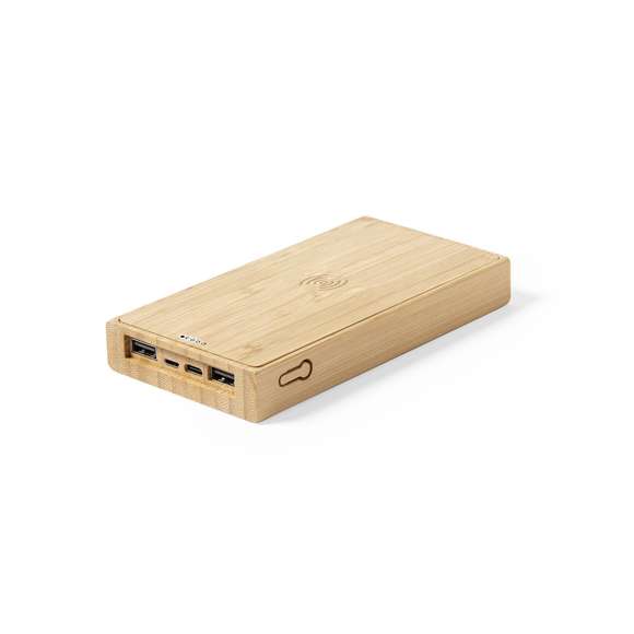 Batería auxiliar externa de línea nature con capacidad de 10.000 mAh. Incluye cargador inalámbrico de 5W, apto para todos los dispositivos compatibles con carga inalámbrica, y un panel de carga solar. Fabricada en bambú procedente de bosques sostenibles con certificación FSC®. Cuenta con 2 salidas USB, 1 entrada Micro USB, y una entrada tipo C. Cable de carga micro USB incluido. Con indicador de estado de carga y presentada en atractiva caja de diseño eco. Distinción FSC® sobre el producto.  Las capacidades mostradas en todas nuestras baterías auxiliares externas son reales, incorporando todas ellas baterías de grado A y no recicladas, con una vida útil de al menos 500 ciclos de carga y según normativa CE. Además, están fabricadas conforme a los estándares RoHS y en cumplimiento con los siguientes requisitos de seguridad:  Sistema de protección contra sobrecarga del power bank. Sistema de protección contra descarga completa que proporciona una mayor durabilidad del power bank. Sistema de bloqueo para evitar cortocircuitos. Sistema de transferencia de carga constante, acorde con la capacidad del dispositivo de destino.
