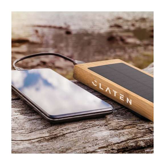 Batería auxiliar externa de línea nature con capacidad de 10.000 mAh. Incluye cargador inalámbrico de 5W, apto para todos los dispositivos compatibles con carga inalámbrica, y un panel de carga solar. Fabricada en bambú procedente de bosques sostenibles con certificación FSC®. Cuenta con 2 salidas USB, 1 entrada Micro USB, y una entrada tipo C. Cable de carga micro USB incluido. Con indicador de estado de carga y presentada en atractiva caja de diseño eco. Distinción FSC® sobre el producto.  Las capacidades mostradas en todas nuestras baterías auxiliares externas son reales, incorporando todas ellas baterías de grado A y no recicladas, con una vida útil de al menos 500 ciclos de carga y según normativa CE. Además, están fabricadas conforme a los estándares RoHS y en cumplimiento con los siguientes requisitos de seguridad:  Sistema de protección contra sobrecarga del power bank. Sistema de protección contra descarga completa que proporciona una mayor durabilidad del power bank. Sistema de bloqueo para evitar cortocircuitos. Sistema de transferencia de carga constante, acorde con la capacidad del dispositivo de destino.