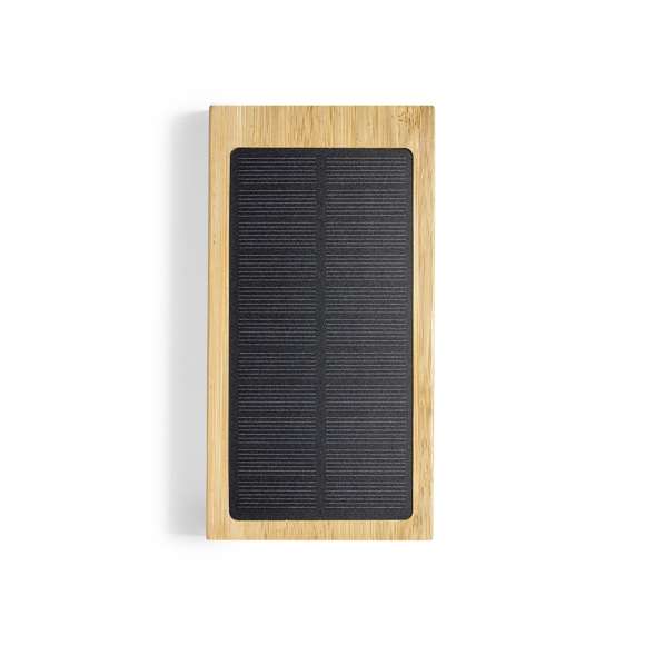 Batería auxiliar externa de línea nature con capacidad de 10.000 mAh. Incluye cargador inalámbrico de 5W, apto para todos los dispositivos compatibles con carga inalámbrica, y un panel de carga solar. Fabricada en bambú procedente de bosques sostenibles con certificación FSC®. Cuenta con 2 salidas USB, 1 entrada Micro USB, y una entrada tipo C. Cable de carga micro USB incluido. Con indicador de estado de carga y presentada en atractiva caja de diseño eco. Distinción FSC® sobre el producto.  Las capacidades mostradas en todas nuestras baterías auxiliares externas son reales, incorporando todas ellas baterías de grado A y no recicladas, con una vida útil de al menos 500 ciclos de carga y según normativa CE. Además, están fabricadas conforme a los estándares RoHS y en cumplimiento con los siguientes requisitos de seguridad:  Sistema de protección contra sobrecarga del power bank. Sistema de protección contra descarga completa que proporciona una mayor durabilidad del power bank. Sistema de bloqueo para evitar cortocircuitos. Sistema de transferencia de carga constante, acorde con la capacidad del dispositivo de destino.