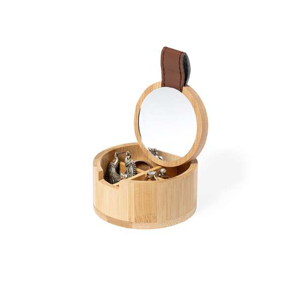 Joyero de línea nature fabricado en bambú. Con 4 compartimentos interiores, tapa con tirador de PU y espejo 1X de 6cm de diámetro integrado en tapa. Con film protector y presentado en caja individual de diseño eco.