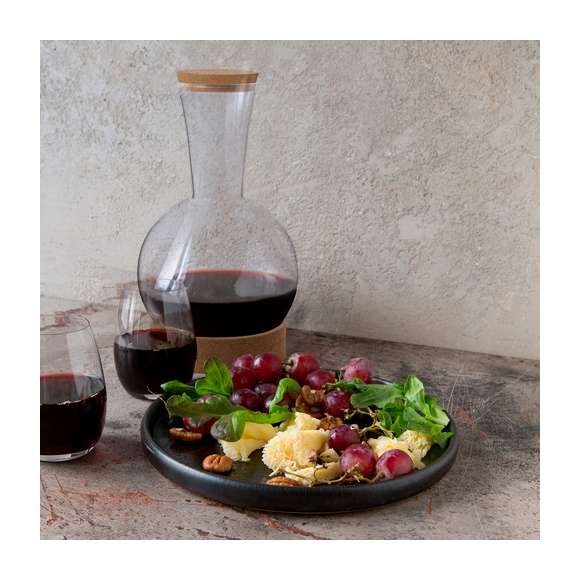 Decantador de línea nature, fabricado en cristal de borosilicato y con base y tapón en corcho natural. De 1,7L de capacidad y presentado en caja individual de diseño eco.