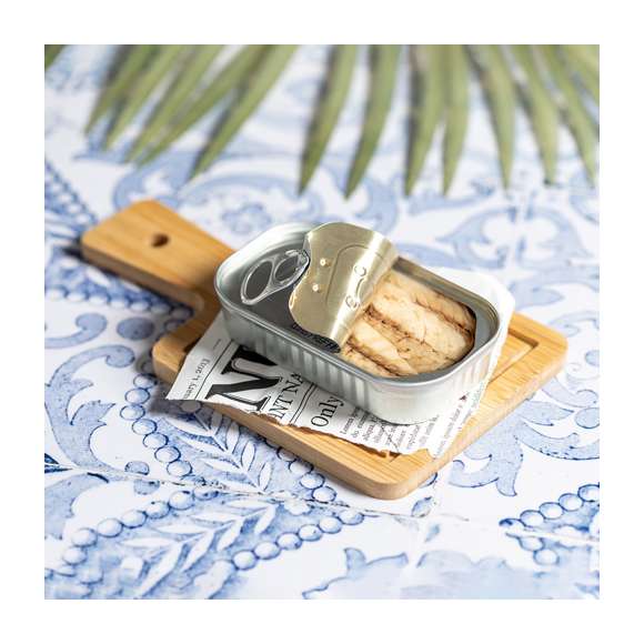 Tabla de línea nature fabricada en bambú, ideal para presentación. Con asa para fácil manejo y agujero para colgar.