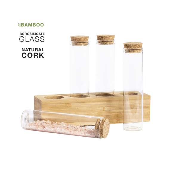 Set de especias de línea nature. Incluye 4 tarros de 70ml fabricados en cristal de borosilicato, que ofrece una resistencia y durabilidad excepcionales, alargando su vida útil y pudiendo ser reutilizados infinidad de veces. Tapones en corcho natural y soporte en bambú, para así fomentar el uso de materias primas naturales. Presentado en caja individual de acabado kraft.