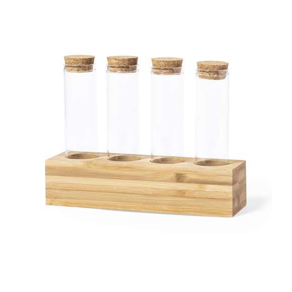 Set de especias de línea nature. Incluye 4 tarros de 70ml fabricados en cristal de borosilicato, que ofrece una resistencia y durabilidad excepcionales, alargando su vida útil y pudiendo ser reutilizados infinidad de veces. Tapones en corcho natural y soporte en bambú, para así fomentar el uso de materias primas naturales. Presentado en caja individual de acabado kraft.