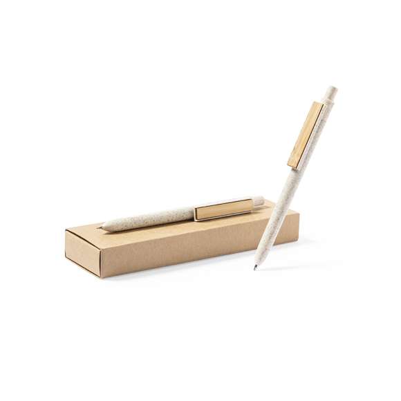 Set de bolígrafo y portaminas de línea nature. Fabricado en combinación de caña de trigo con clip en bambú, para así fomentar la utilización de materias primas naturales y reducir las emisiones contaminantes. Clip con amplia zona de marcaje. Bolígrafo en tinta azul y portaminas con 2 minas incluidas de 0,5mm. Presentado en estuche individual de cartón reciclado.Distintivo Wheat Straw en la parte superior del bolígrafo y portaminas.